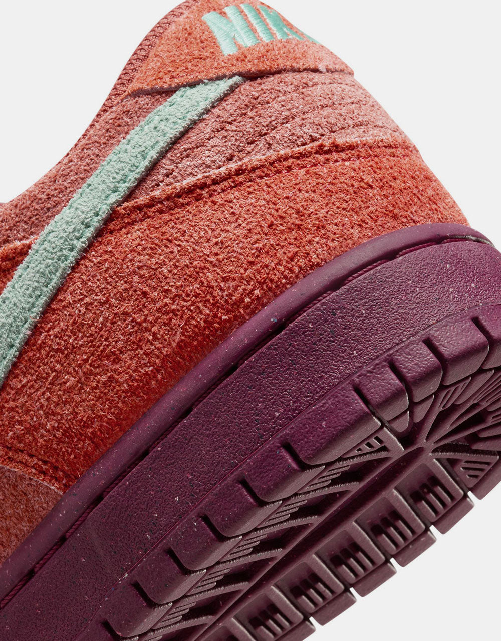 Nike SB Dunk Low Pro Premium - Mystic Red/Emerald Rise-Rugged