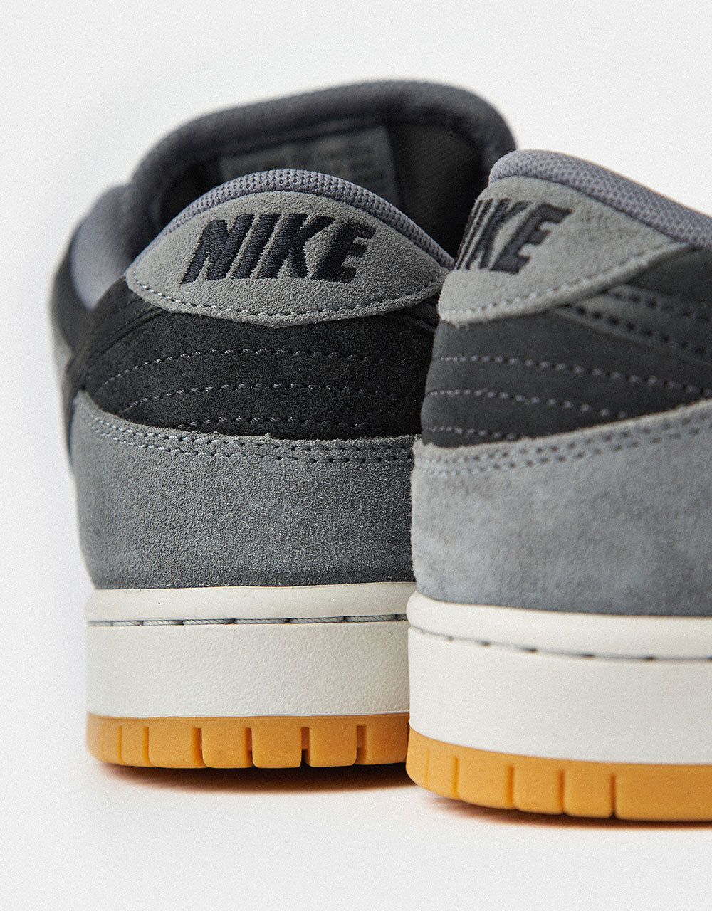 靴 NIKE SB DUNK LOW PRO DK SMOKE GREY/BLACK Nike SB Dunk Low Pro Skate Shoes Dk Smoke Grey / Black / Smoke