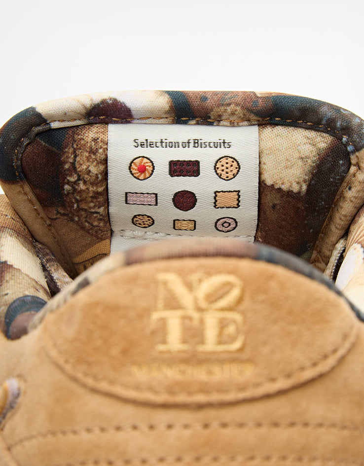 NOTE Manchester x Nike SB 'Biscuits' Dunk Low Pro QS Skate Shoes - Flax/Honeycomb-Summit White