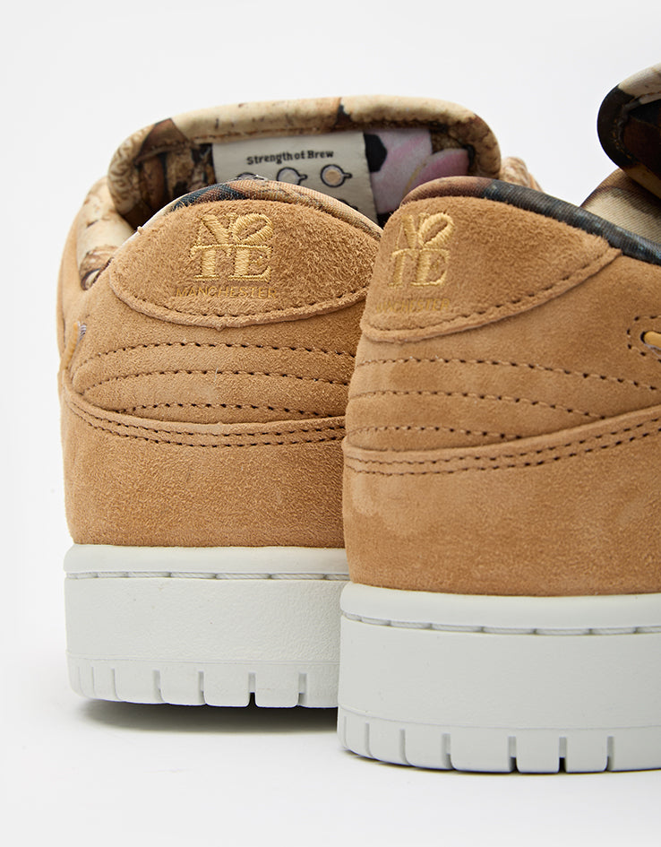 NOTE Manchester x Nike SB 'Biscuits' Dunk Low Pro QS Skate Shoes - Flax/Honeycomb-Summit White