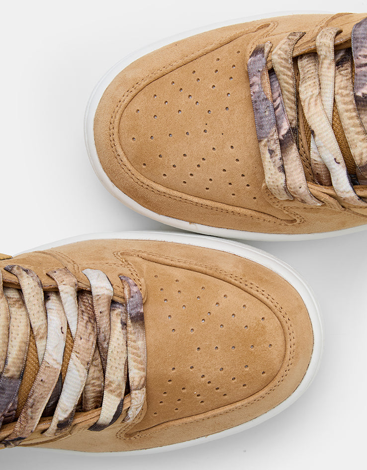 NOTE Manchester x Nike SB 'Biscuits' Dunk Low Pro QS Skate Shoes - Flax/Honeycomb-Summit White